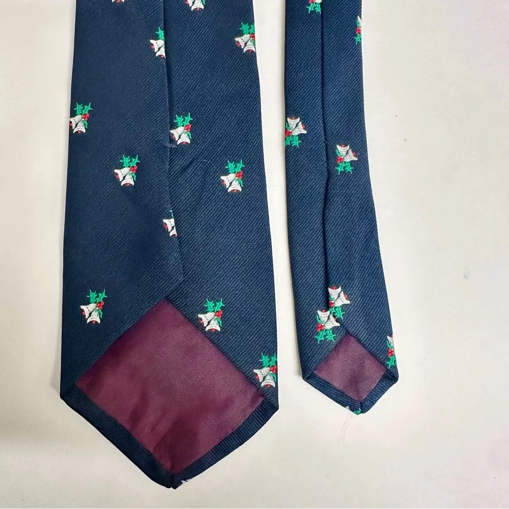 🎄Vintage Embroidered Holiday Bells & Holly Classic Poly Tie 3.5”
